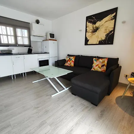 Sunny Corner Apartment *
